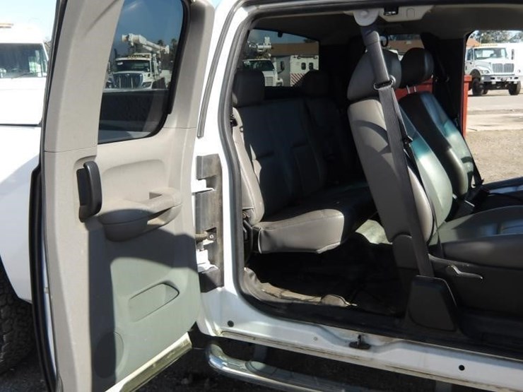 2013-chevrolet-silverado-2500-image-16