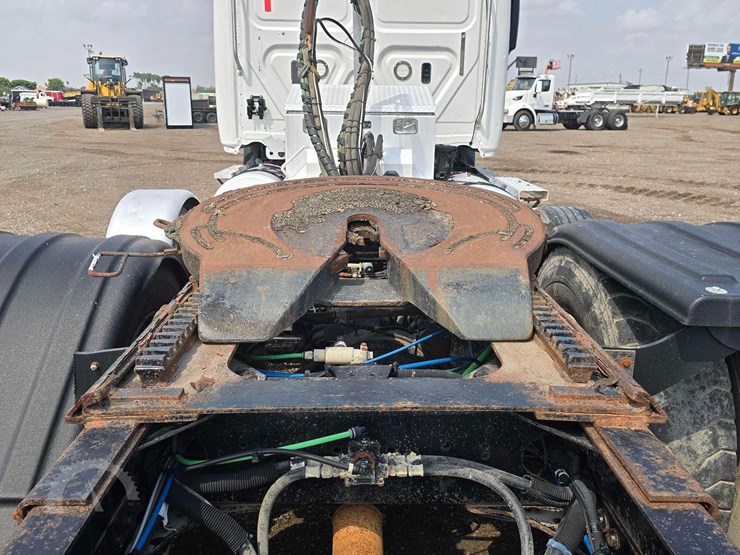 2018-freightliner-cascadia-125-image-9