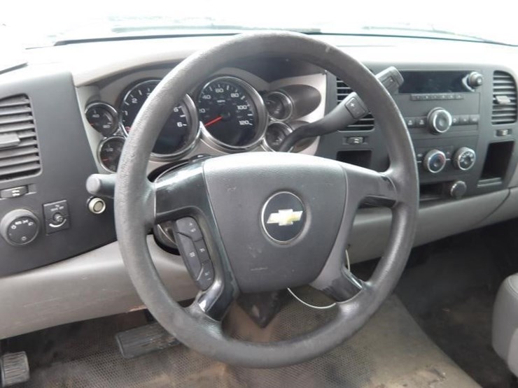 2013-chevrolet-silverado-2500-image-18