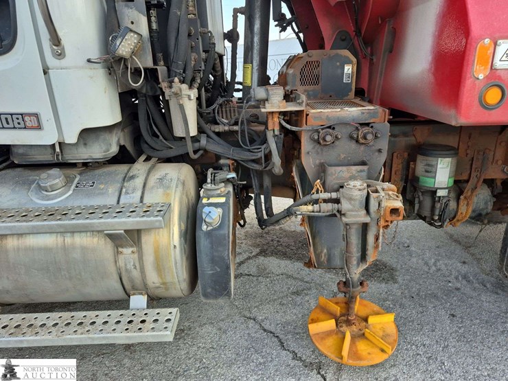 2014-freightliner-108sd-image-26