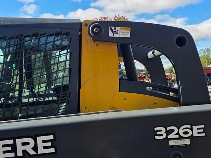 2015-deere-326e-image-25