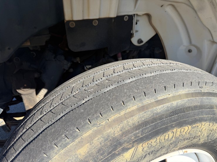 2014-freightliner-m2-106-image-10