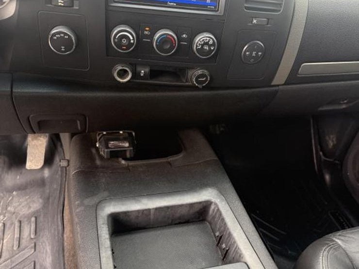 2011-chevrolet-silverado-3500-image-11