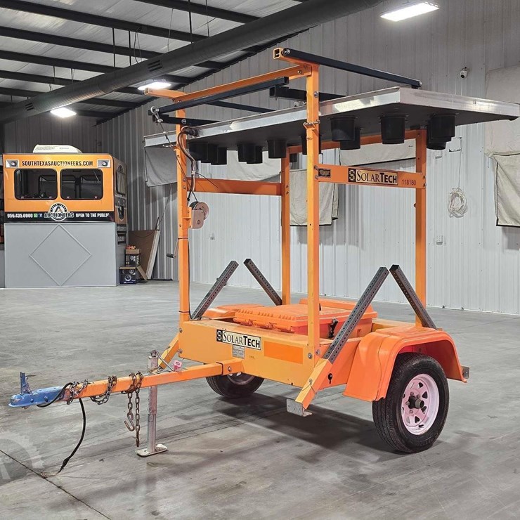 2020 SOLARTECH SENTINEL SOLAR-POWERED PORTABLE LED ARROW BOARD