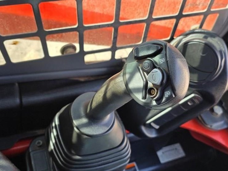 2025-kubota-ssv75-image-46