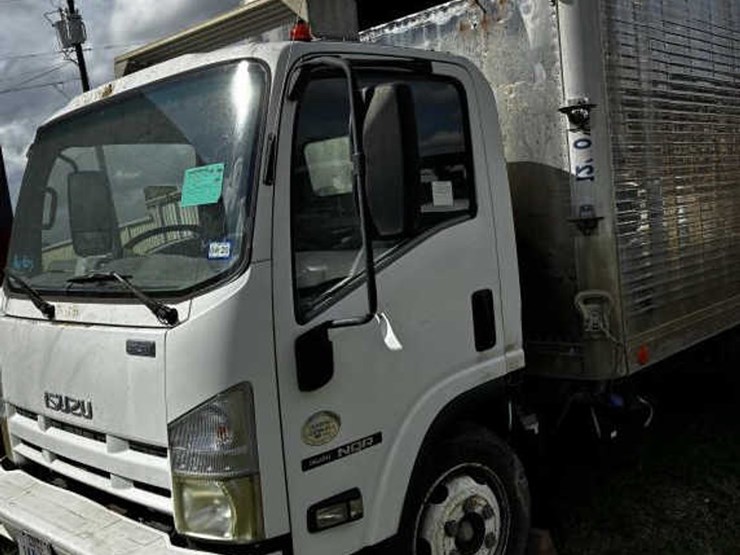 2011-isuzu-nqr-image-2