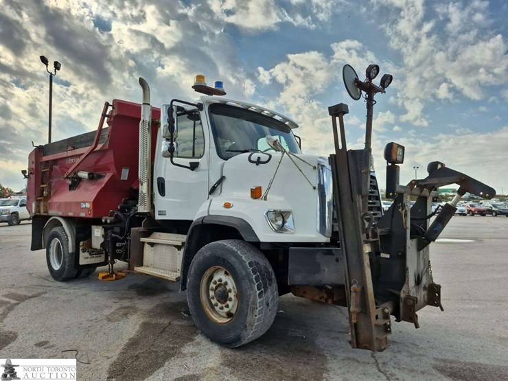 2014-freightliner-108sd-image-3