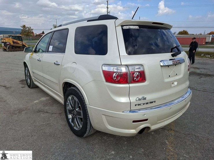 2011-gmc-acadia-image-7