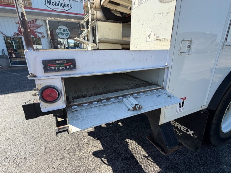 2014-freightliner-m2-106-image-32