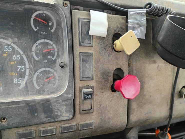 2003-freightliner-fl106-image-50