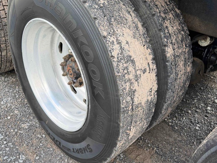 2006-freightliner-tri-axle-dump-image-9