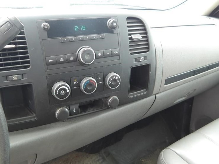 2013-chevrolet-silverado-2500-image-21