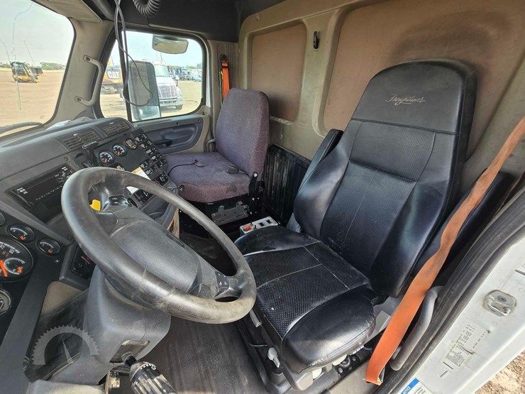 2018-freightliner-cascadia-125-image-12