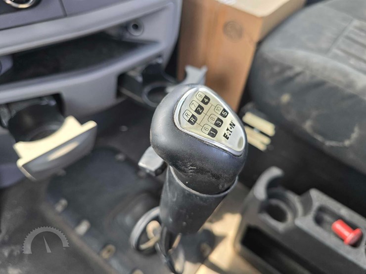 2017-peterbilt-567-image-14