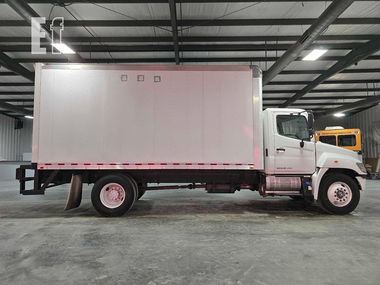 2017-hino-268-image-6