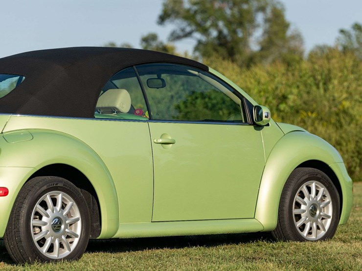 2005-volkswagen-new-beetle-gls-convertible-16,500-original-miles-image-8