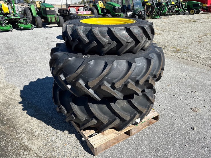 #1068-•-john-deere-r1-ag-tires-with-rims-image-2