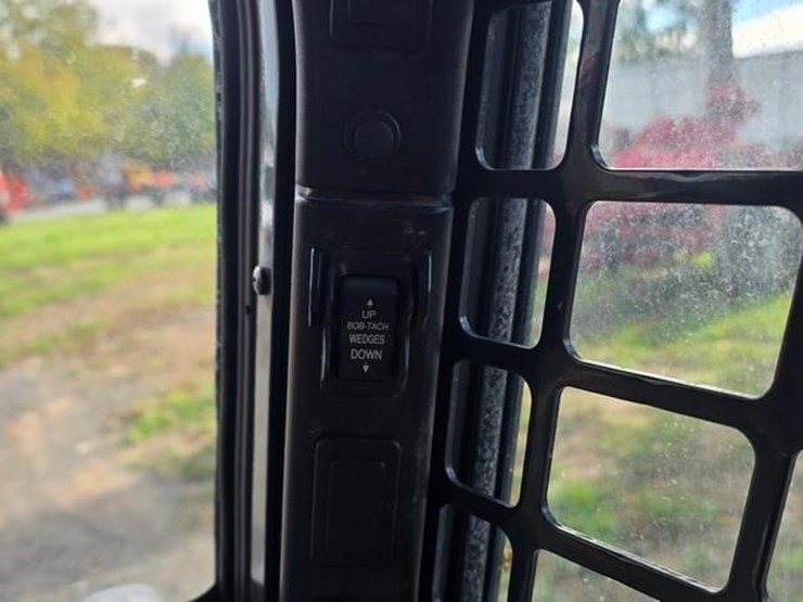 2018-bobcat-s550-image-51