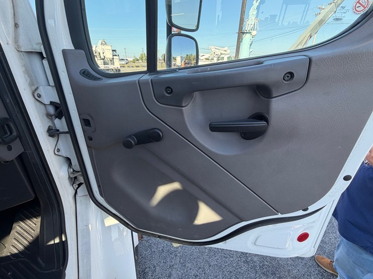2019-freightliner-m2-106-image-45