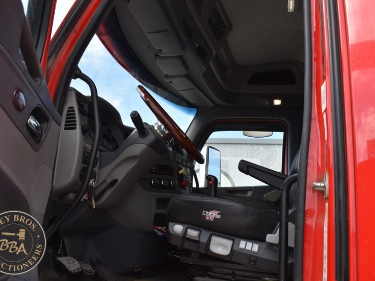 2014-peterbilt-579-image-35