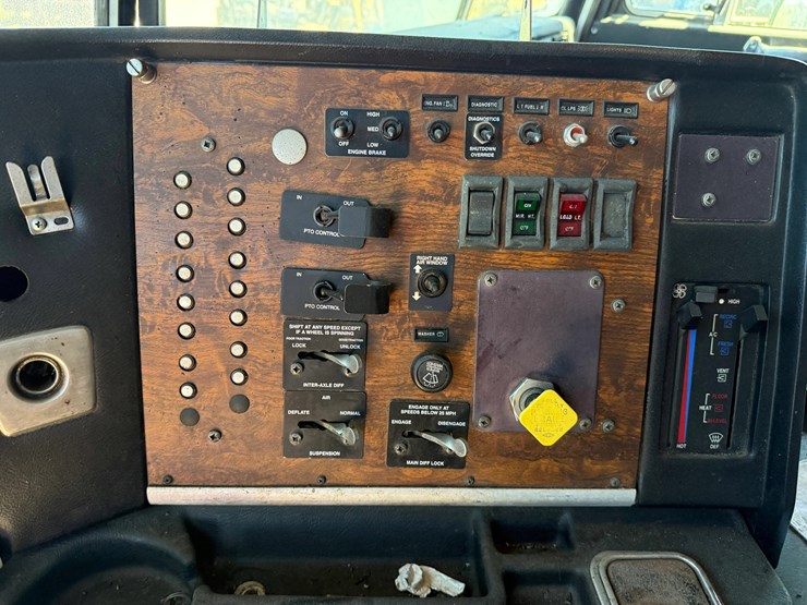 2001-peterbilt-362-image-21