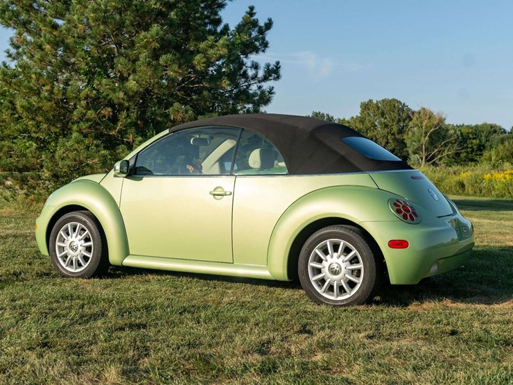 2005-volkswagen-new-beetle-gls-convertible-16,500-original-miles-image-14
