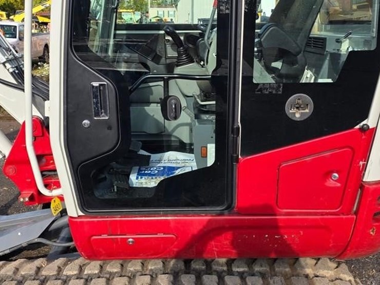2023-takeuchi-tb240-image-18