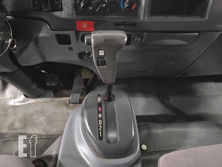 2011-isuzu-nrr-image-15
