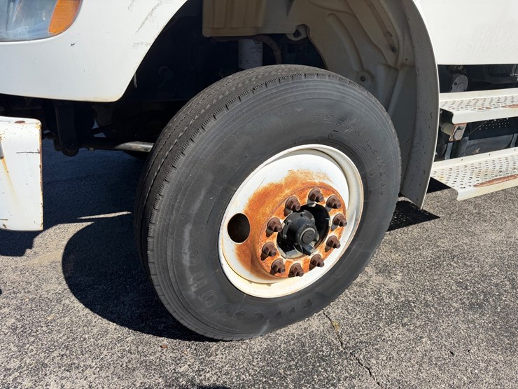 2004-freightliner-m2-106-image-7