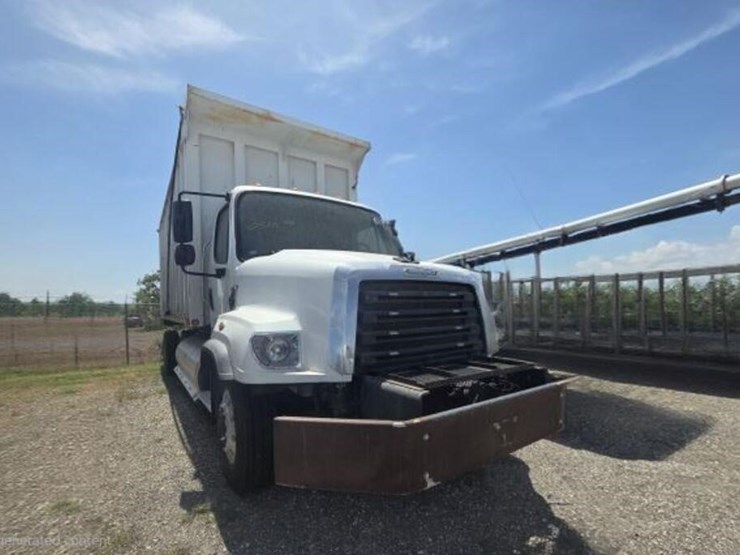 2018-freightliner-114sd-image-2