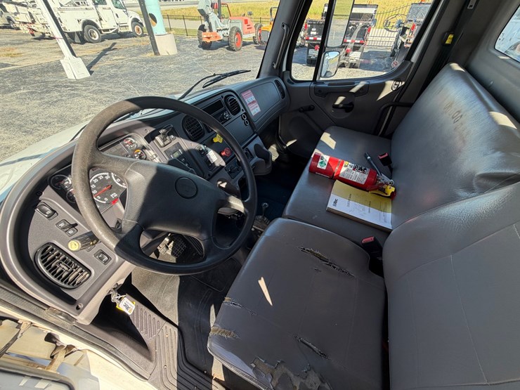 2019-freightliner-m2-106-image-52