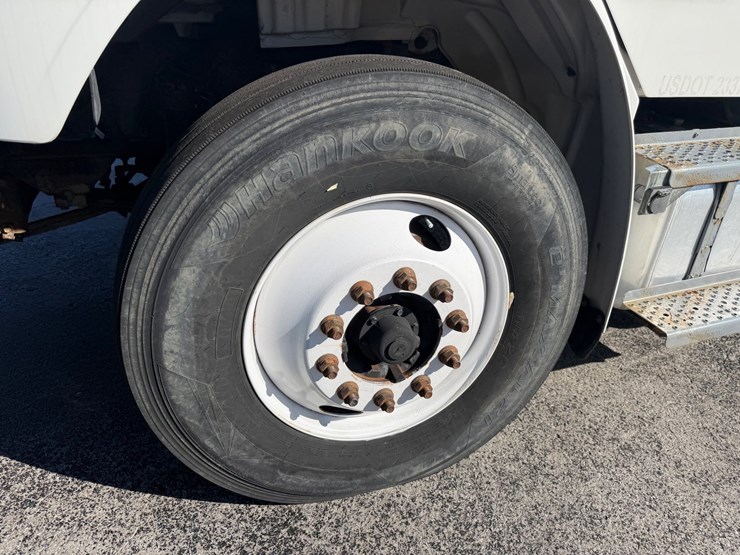 2019-freightliner-m2-106-image-10