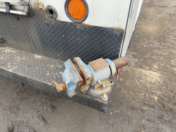 2013-ford-f550-xl-image-16