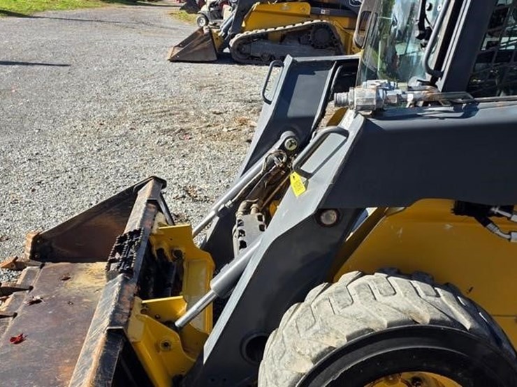 2015-deere-326e-image-30