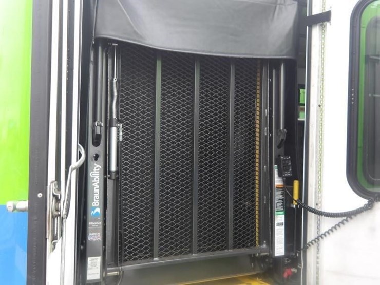 2017-ford-e450-image-14