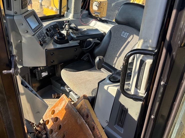 2019-caterpillar-d8t-image-31