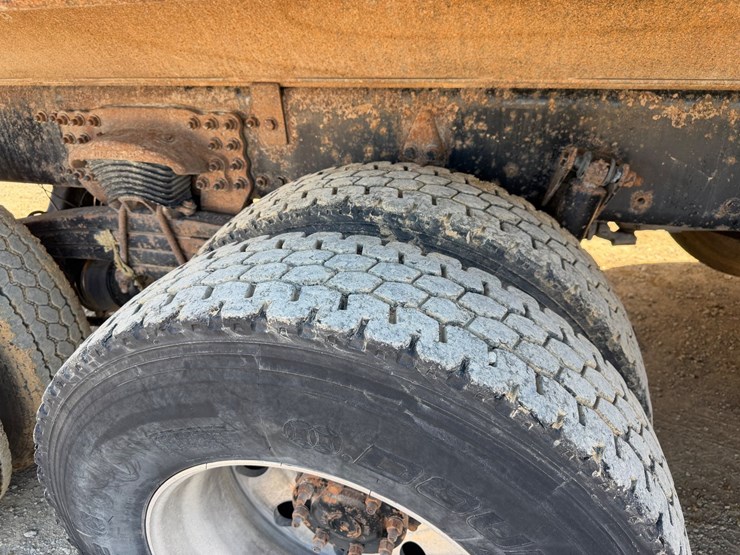 2016-freightliner-114sd-image-26