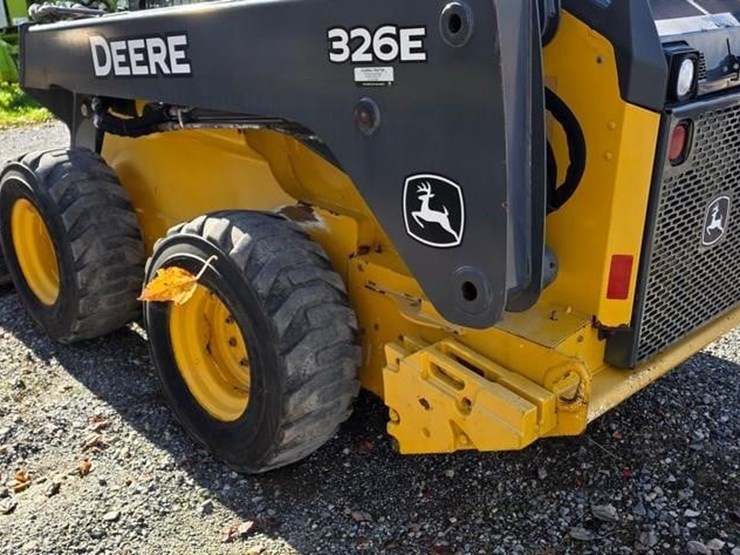 2015-deere-326e-image-21