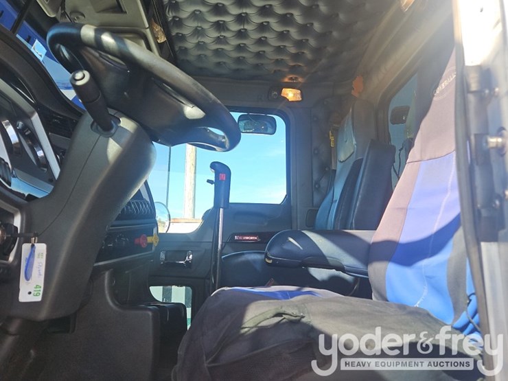 2016-kenworth-w900-image-39