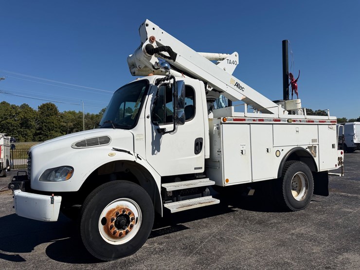 2004-freightliner-m2-106-image-1