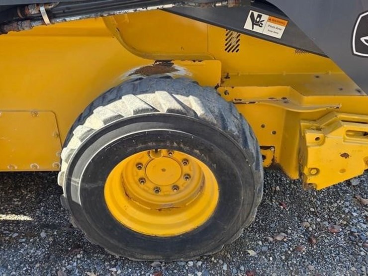 2015-deere-326e-image-23