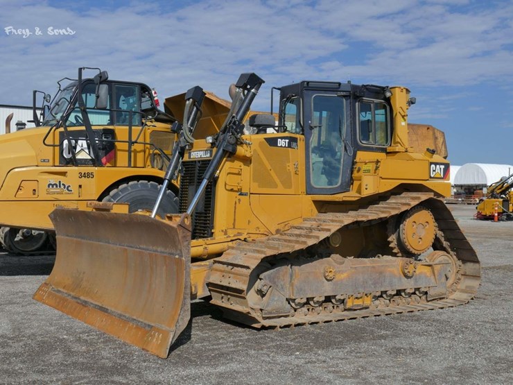 2014-caterpillar-d6t-lgp-image-1