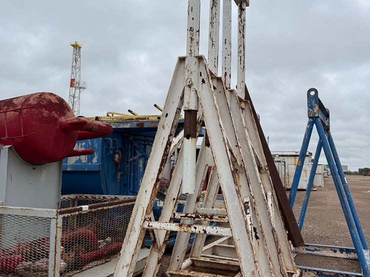 (2)-adjustable-height-mast-stands-image-2