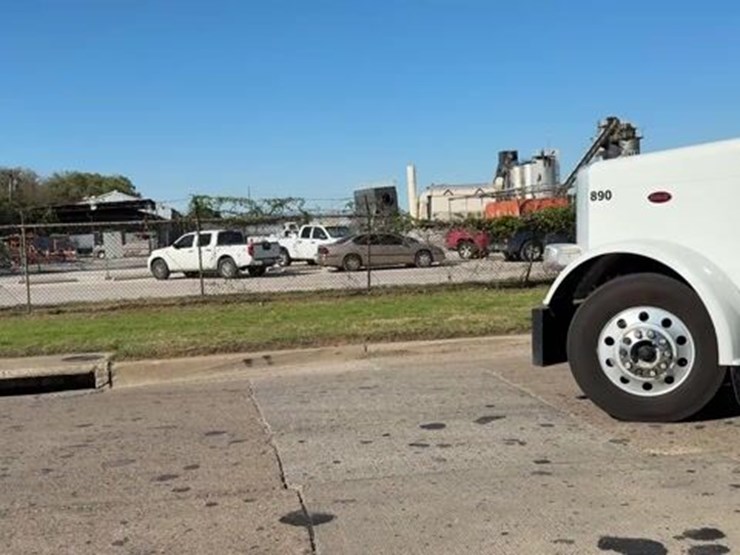 2016-peterbilt-389-image-1
