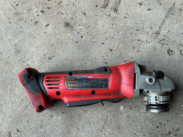 #113-•-milwaukee-m18-cordless-grease-gun-,-4-1/2"-angle-grinder),-rapid-charger-&-xc-5.0-battery-image-10