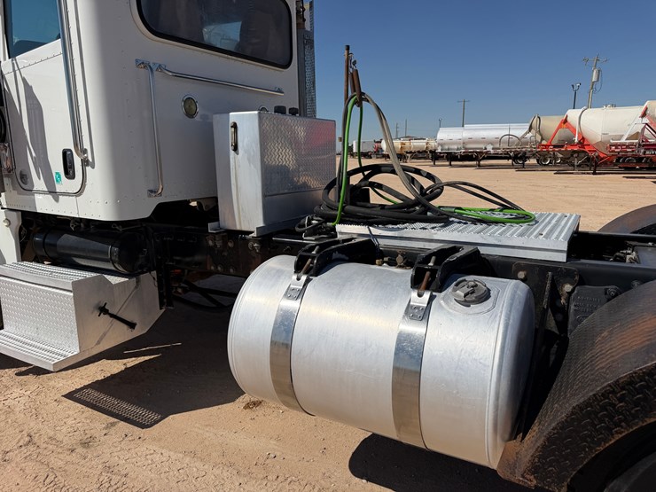 2012-peterbilt-367-image-8