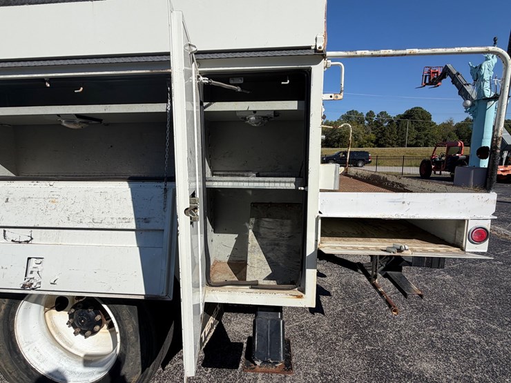 2014-freightliner-m2-106-image-36
