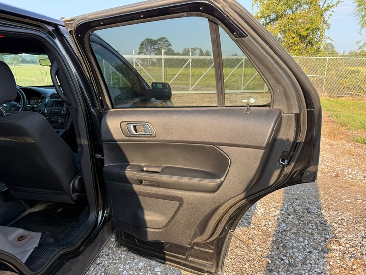 2018-ford-explorer-image-38