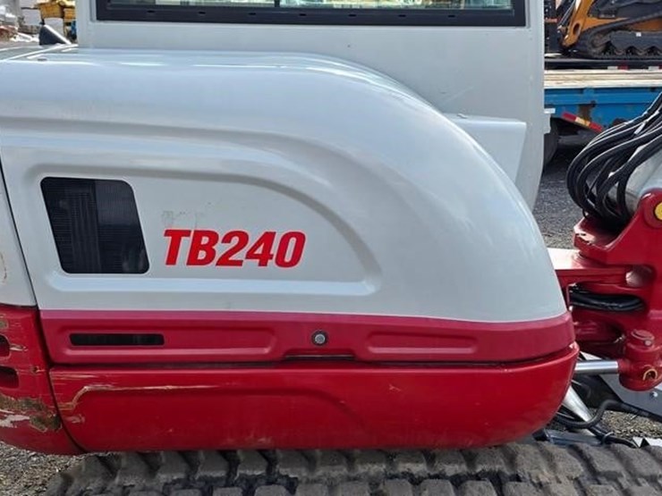 2023-takeuchi-tb240-image-28