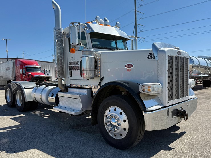 2020-peterbilt-389-image-4